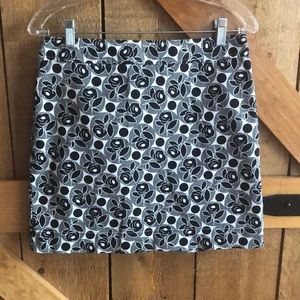 Women’s Ann Taylor LOFT 6P Petites Stretch Floral Design Black & White Skirt.